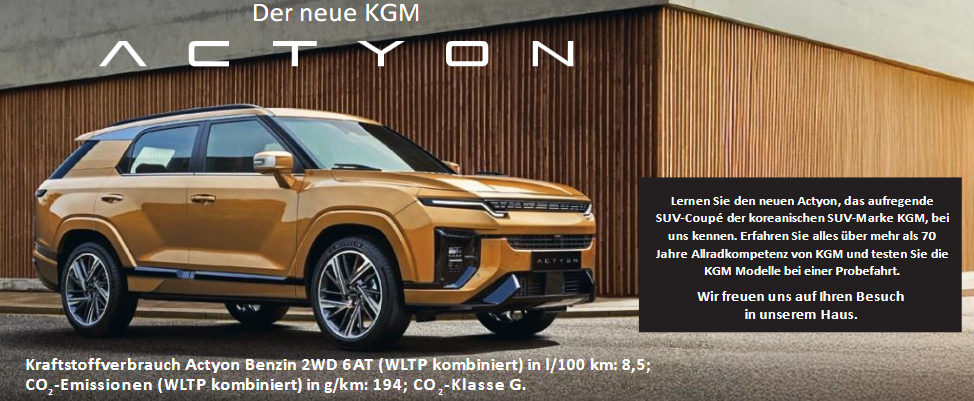 Ein gelber SUV steht vor einer hellen Wand, links daneben ist Werbung für den neuen Actyon sichtbar.